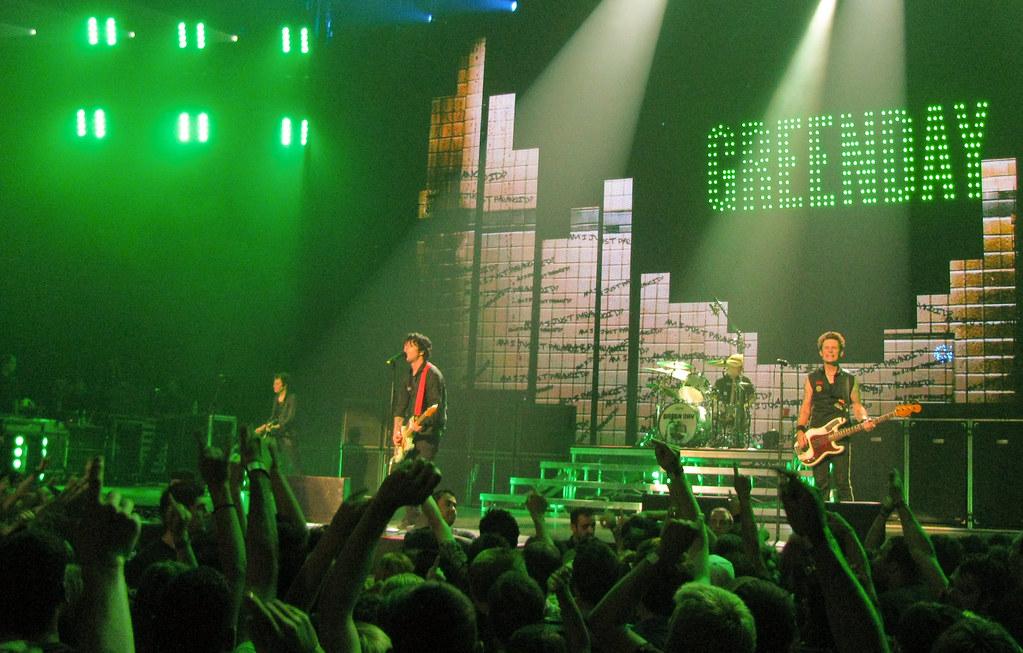 Social Distortion Keliling Amerika Utara — Descendents dan The Chats Ikut Serombongan